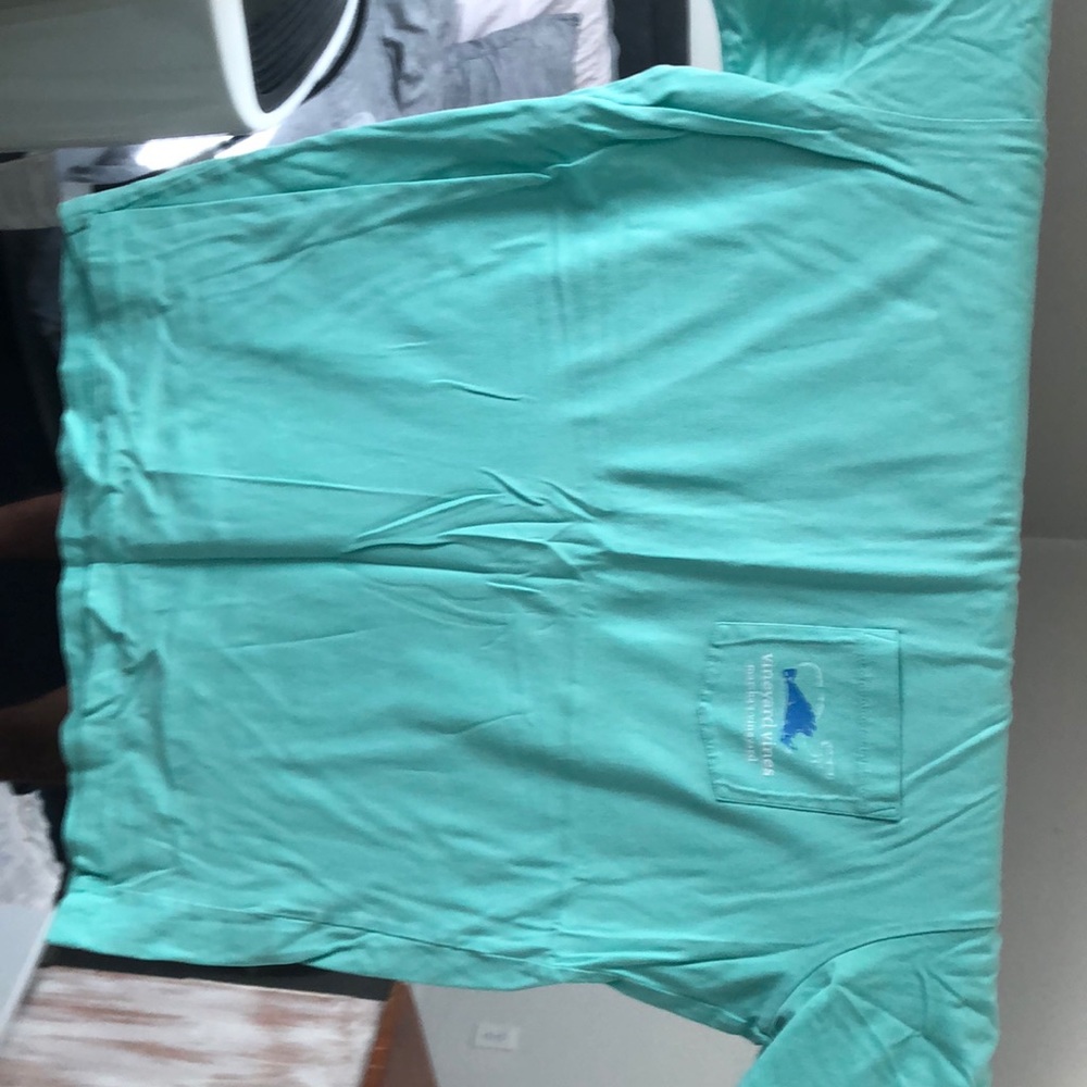Vineyard vines shirt. Size M